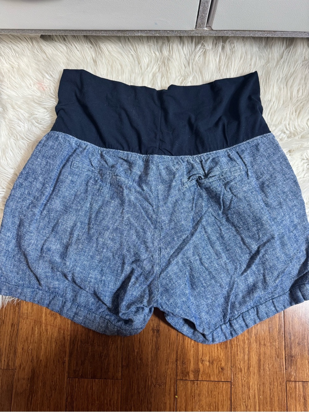 Old Navy Blue Chambray Maternity Shorts with Black Fold-Over Waist Size Large - Picture 4 of 4
